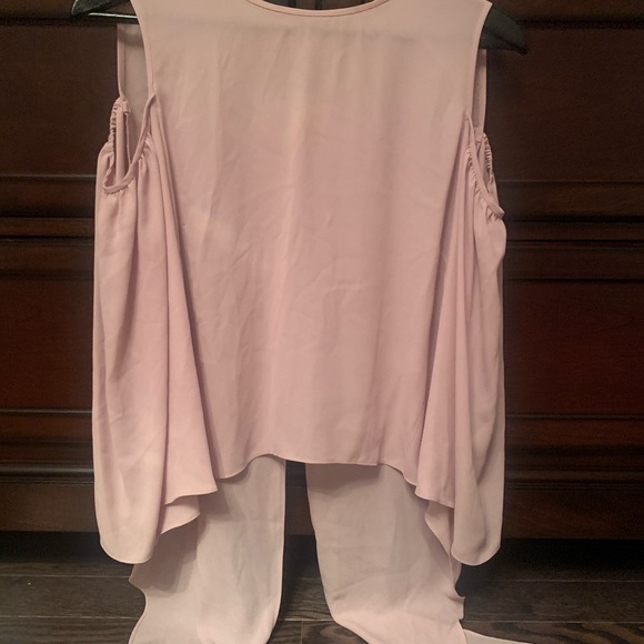 Beautiful BCBG Top. - Picture 2 of 2